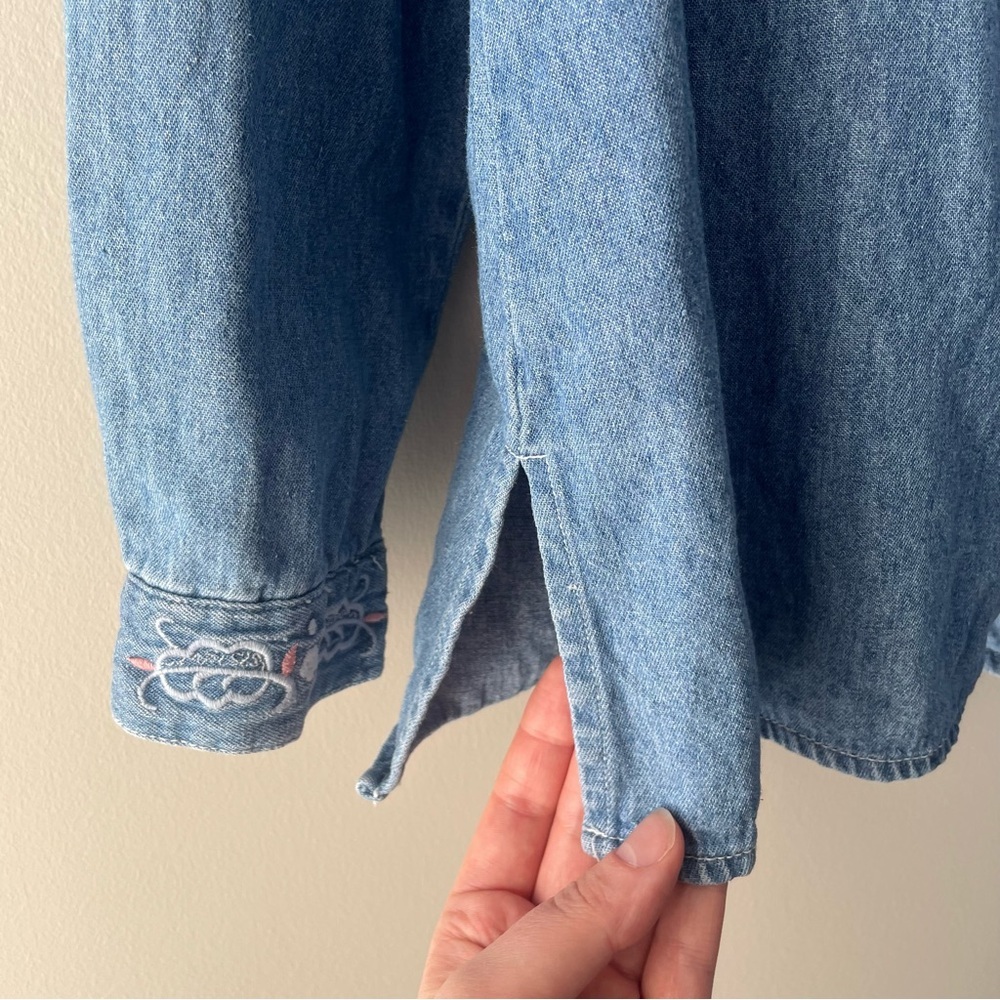 SOLD Vintage 90s Western Embroidered Denim Button-Up Shirt Size Medium Feminine - Picture 7 of 7